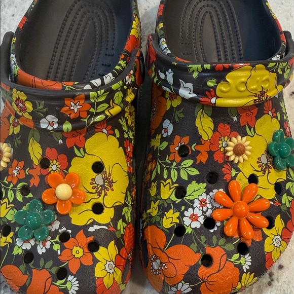 Crocs Retro Floral Clog- Limited Edition NWOT - Picture 4 of 6